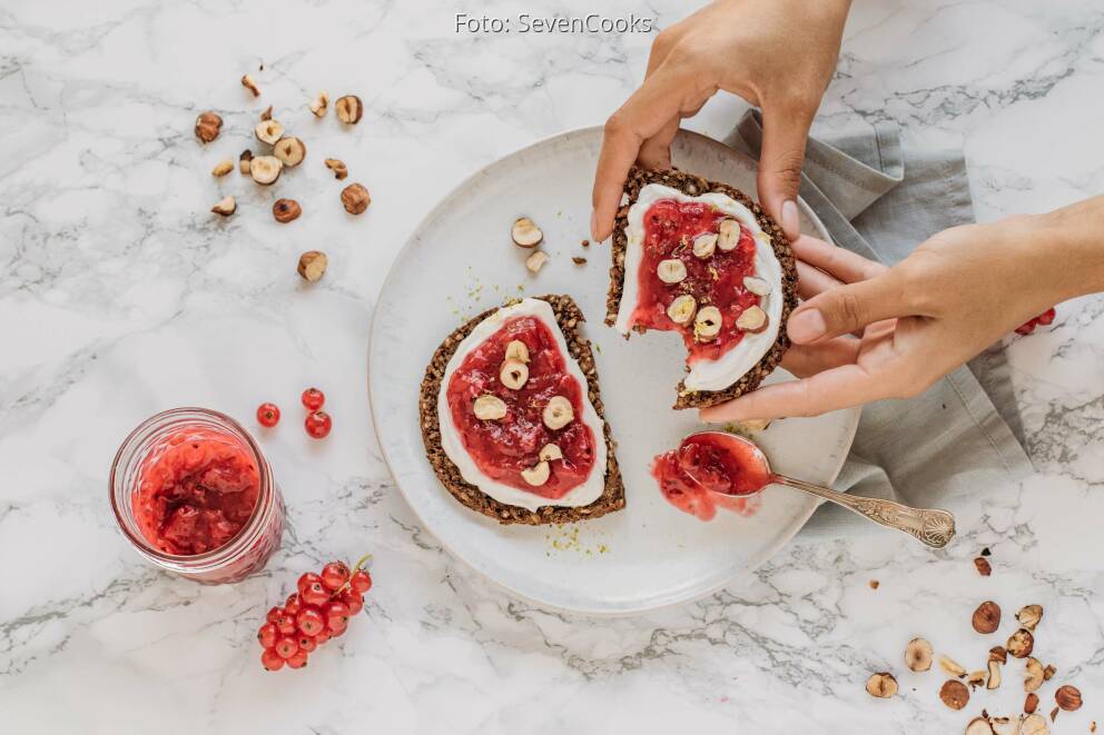 Süßes Frühstücksbrot mit Marmelade