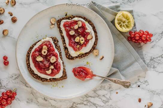 Süßes Frühstücksbrot mit Marmelade