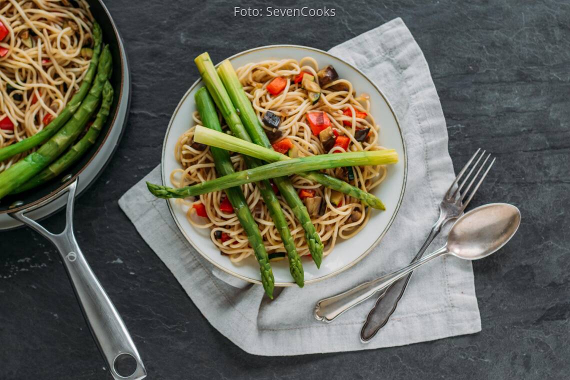 Veganes Rezept: Spaghetti mit Gemüsewürfel und grünem Spargel 2