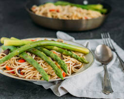 Veganes Rezept: Spaghetti mit Gemüsewürfel und grünem Spargel 3