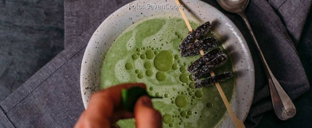 Spinat-Kokos-Suppe mit Kokoscroûtons | SevenCooks