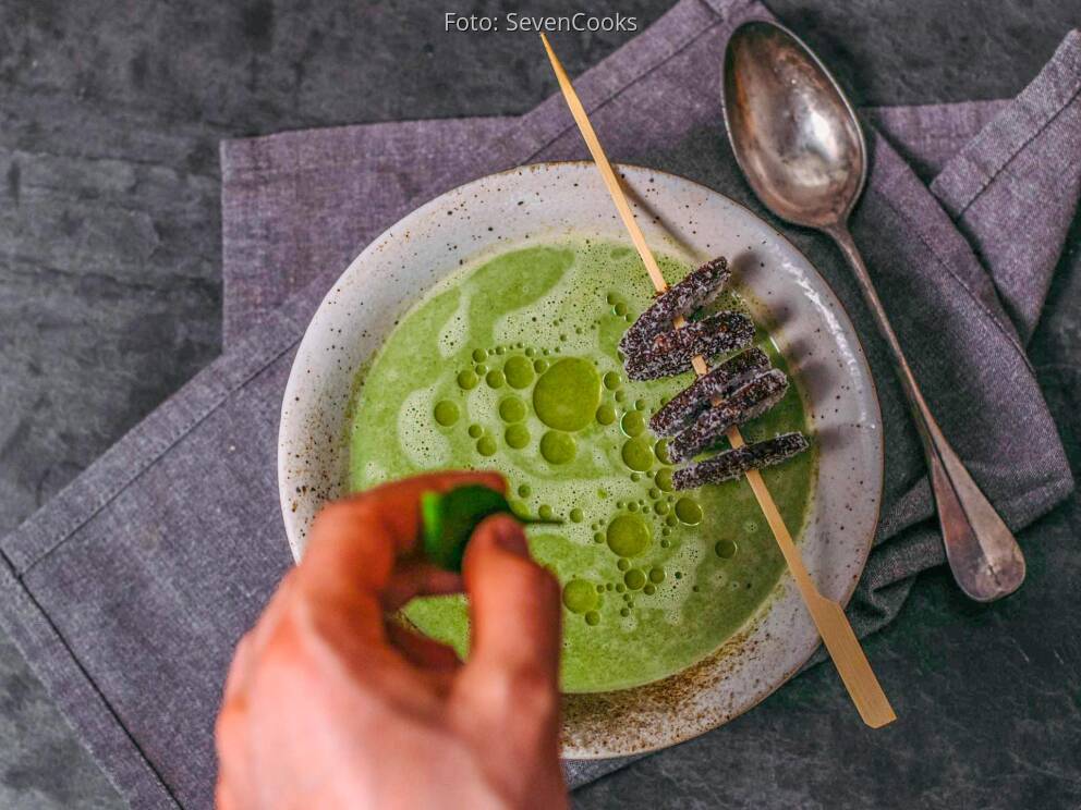 Spinat-Kokos-Suppe mit Kokoscroûtons von SevenCooks