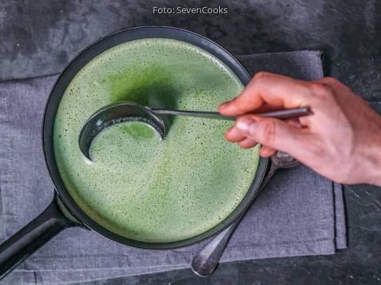 Spinat-Kokos-Suppe mit Kokoscroûtons von SevenCooks