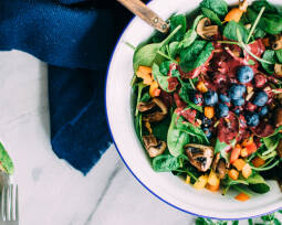 Veganes Rezept: Spinatsalat mit Heidelbeerdressing_1