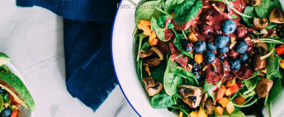 Veganes Rezept: Spinatsalat mit Heidelbeerdressing_1