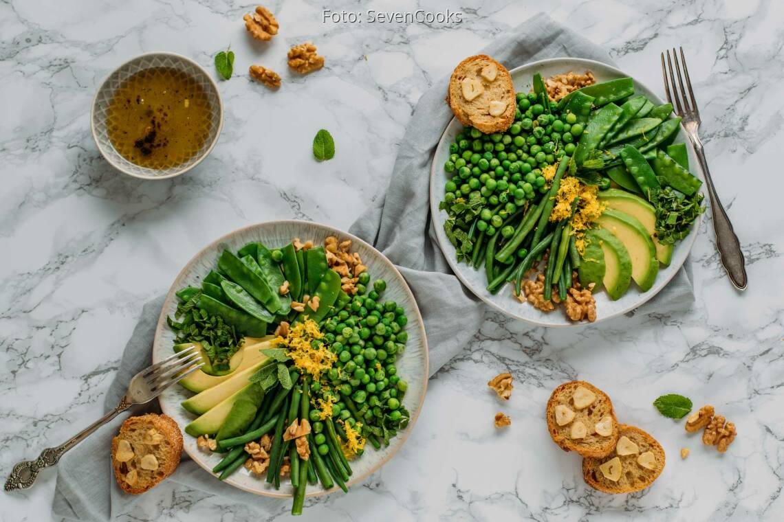 Veganes Rezept: Super Green Salad mit Knoblauchbaguette_1