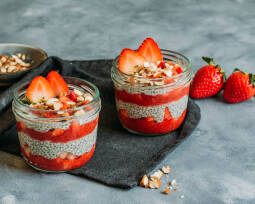 Veganes Rezept: Earl-Grey-Chiapudding mit Erdbeermarmelade und frischen Erdbeeren 1