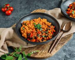Veganes Rezept: Tomaten-Bulgur mit mediterranem Gemüse 1