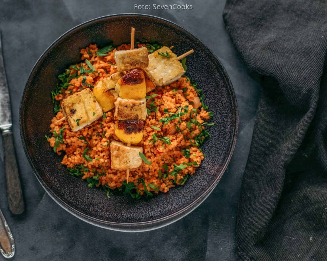 Veganes_Rezept:_Tomaten_Bulgur_mit_Tofu_Zitronen_Spießen_neu 2