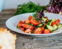 Veganes Rezept: Tomaten-Gurken-Salat 1