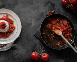 Veganes Rezept: Tomaten-Knoblauch-Pfanne mit Datteln und Reis 1