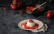 Veganes Rezept: Tomaten-Knoblauch-Pfanne mit Datteln und Reis 2
