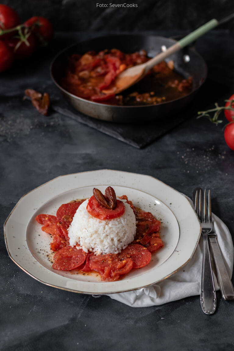 Tomaten-Knoblauch-Pfanne mit Datteln und Reis von SevenCooks