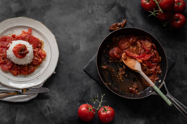 Veganes Rezept: Tomaten-Knoblauch-Pfanne mit Datteln und Reis 1