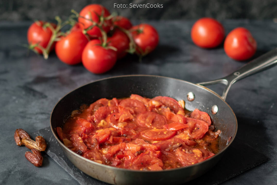 Veganes Rezept: Tomaten-Knoblauch-Pfanne mit Datteln und Reis 3