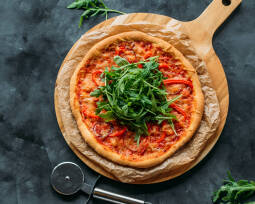 Veganes Rezept: Vegane Pizza mit Rucola und Paprika 1