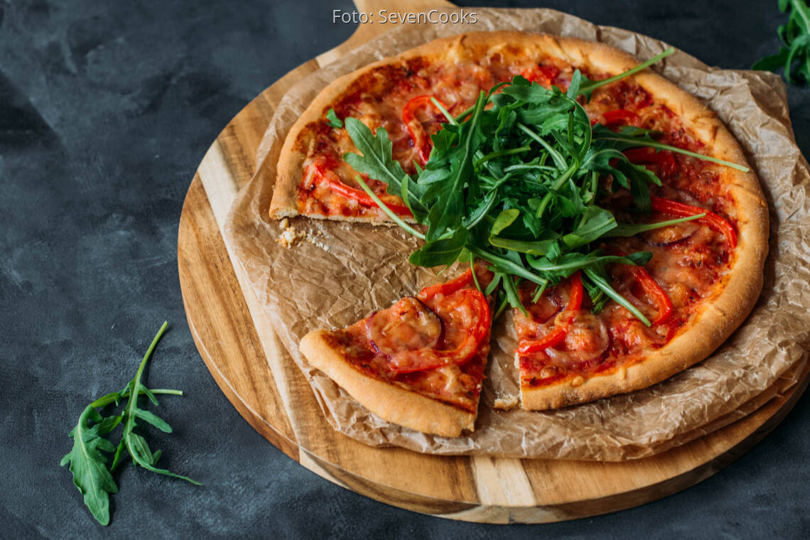 Veganes Rezept: Vegane Pizza mit Rucola und Paprika 2