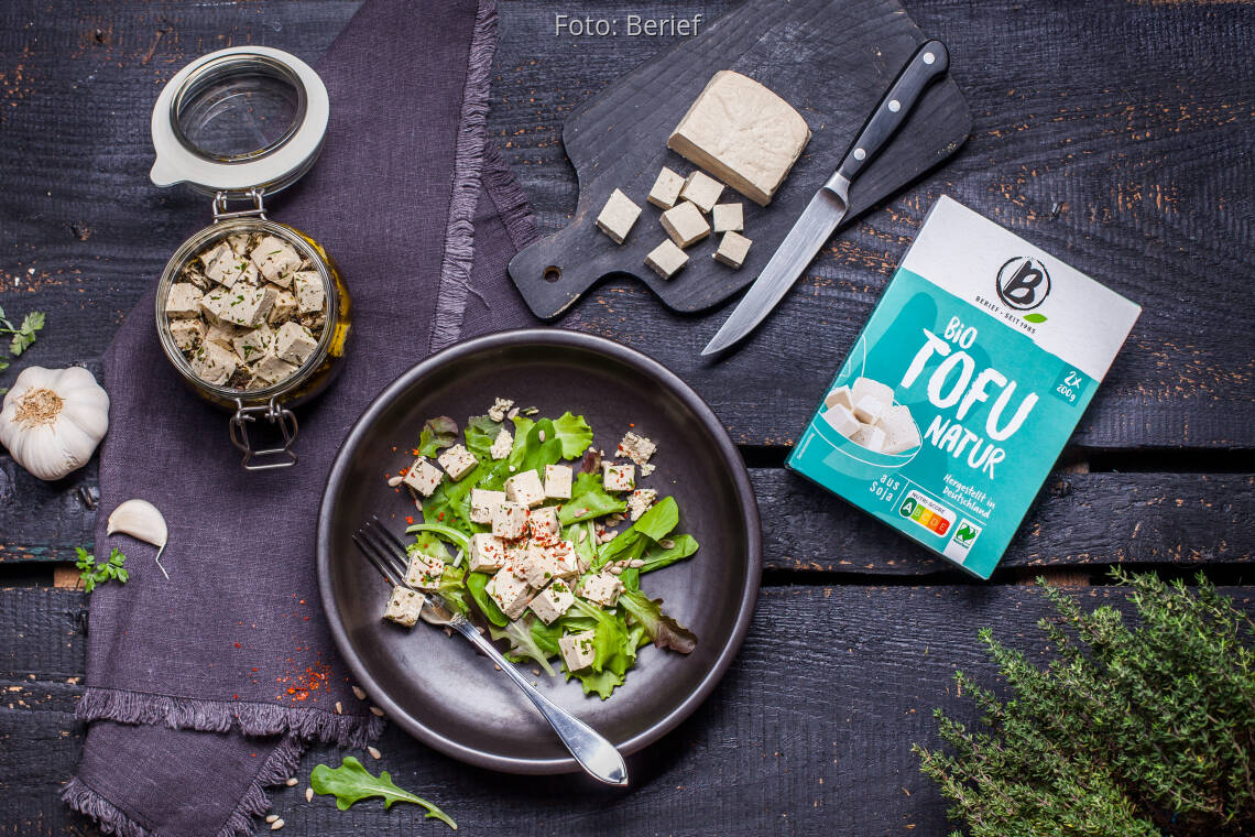Veganes Rezept: Veganer Feta aus Tofu auf Salatbett von Berief