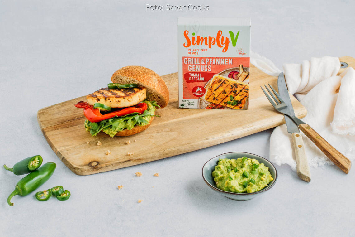 Veganes Rezept: Veganer Grillkäse-Burger mit scharfem Avocado-Dip von Simply V 1