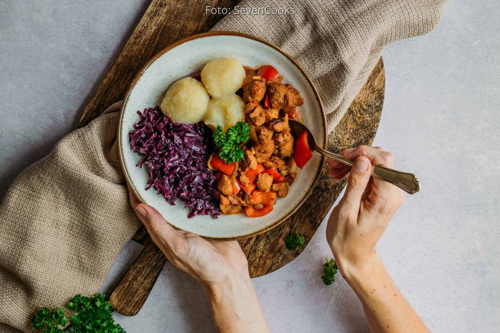 Veganes Gulasch mit Kartoffelknödeln und Blaukraut von SevenCooks