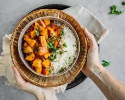 Veganes Rezept: Veganes Kürbis-Curry mit Reis 1