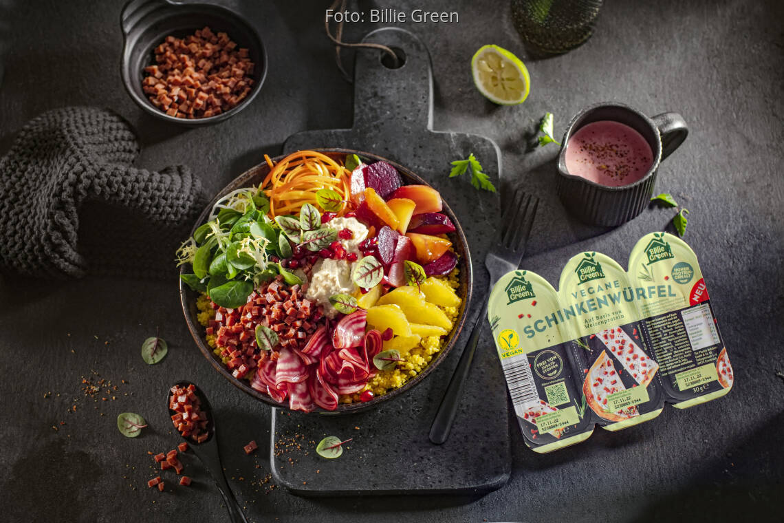 Veganes Rezept: Winter-Bowl mit bunten Beten, Feldsalat und veganen Schinkenwürfeln