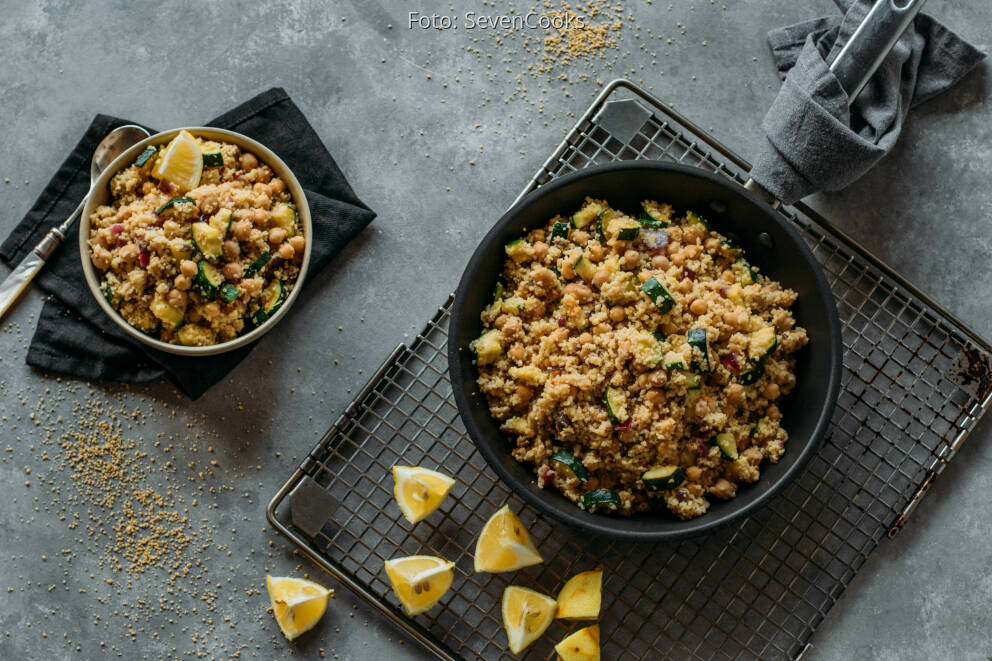 Couscous-Pfanne mit Kichererbsen und Zucchini von SevenCooks