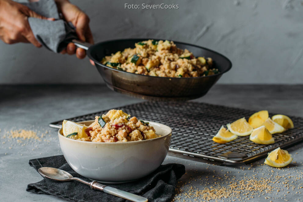 Couscous-Pfanne mit Kichererbsen und Zucchini von SevenCooks