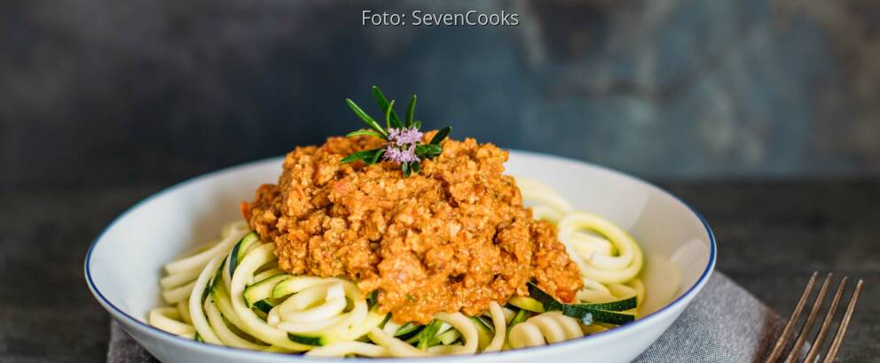 Veganes Rezept: Zucchini-Zoodles mit Walnussbolognese 1