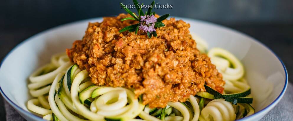 Veganes Rezept: Zucchini-Zoodles mit Walnussbolognese 2