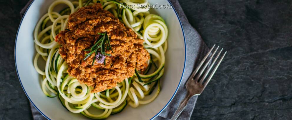 Veganes Rezept: Zucchini-Zoodles mit Walnussbolognese 3