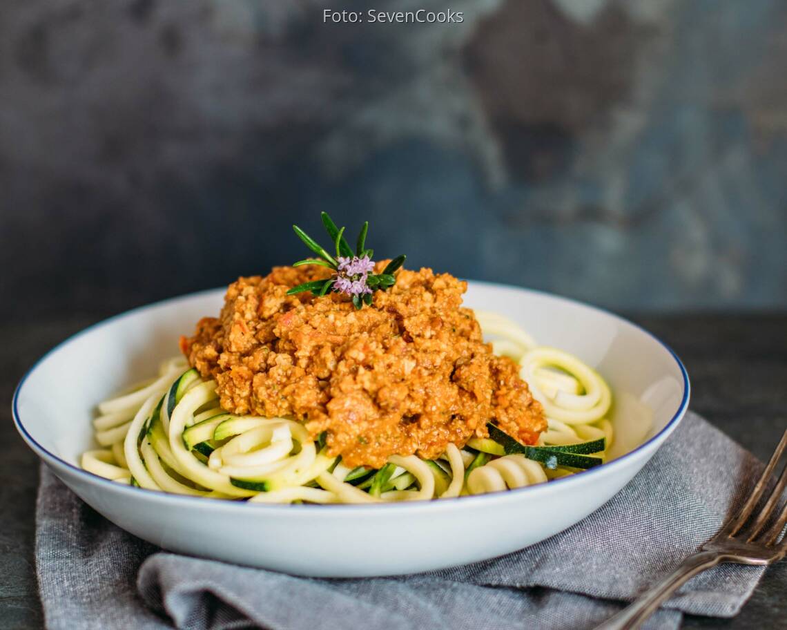 Veganes Rezept: Zucchini-Zoodles mit Walnussbolognese 1