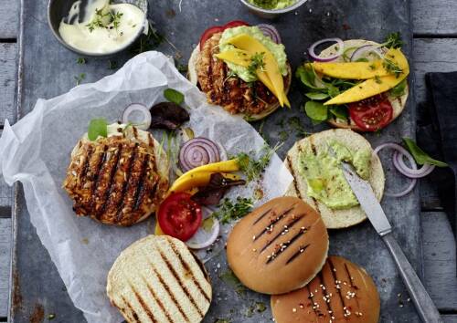 Soulfood darf auch mal sein. Bei unserem Ernährungsplan zum vegetarisch abnehmen sind auch pflanzliche Burger mal kein Problem.