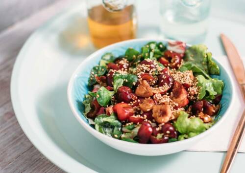 Frisch und fruchtig kommt dieser Kirsch-Sesam-Salat daher und bringt etwas Leichtigkeit in den vegetarischen Ernährungsplan.