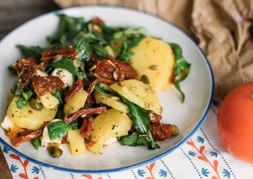 Kartoffelsalat ist ein echter Allrounder. Dieser hier kommt mit mediterranem Aroma auf den Tisch, inklusive getrockneten Tomaten.