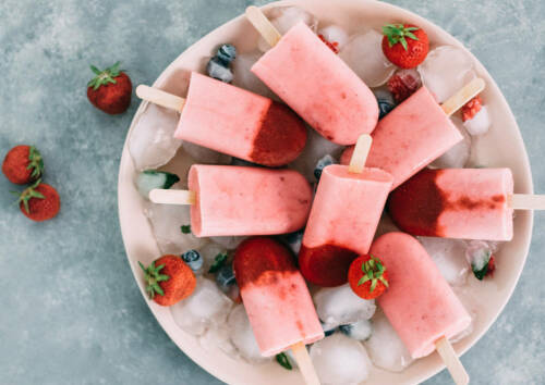 Beim Abnehmen ist auch mal ein Snack erlaubt, probiere doch mal unser Rezept für fruchtiges Strawberry-Cheesecake-Eis am Stiel.
