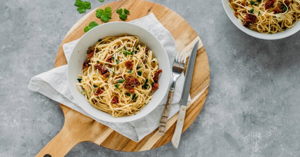 Wie man nudeln mit sonnengetrockneten tomaten macht