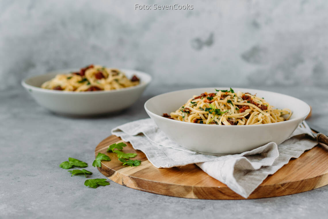Vegetarisches Gericht: Pasta mit getrockneten Tomaten und Mozzarella 2