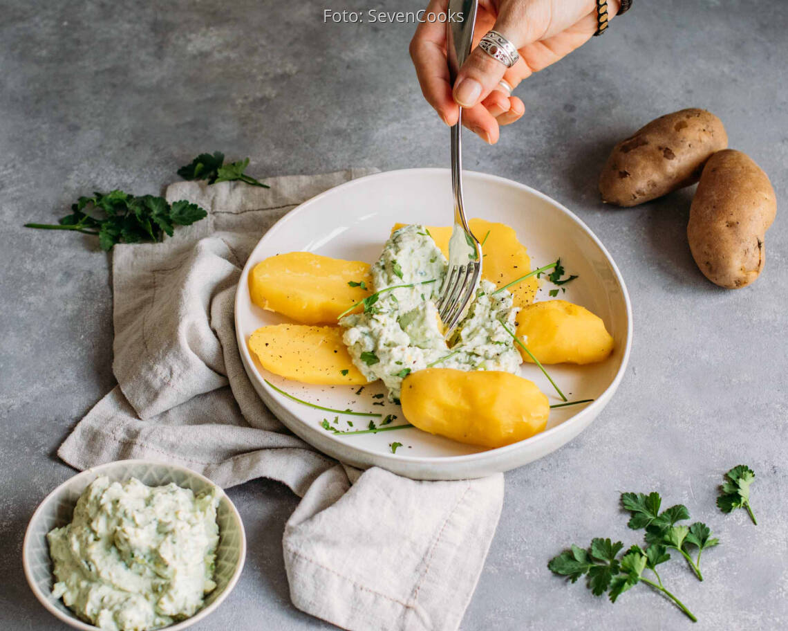 Vegetarisches Gericht: Pellkartoffeln mit Avocado-Kräuter-Quark 2