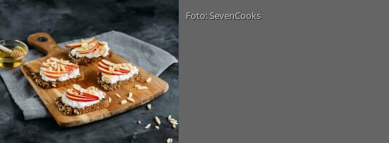 Rezeptbild für "Apfel-Hüttenkäse-Brötchen mit Mandelsplitter"