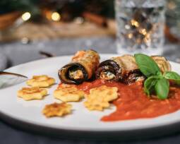 Vegetarisches Rezept: Aubergineninvoltini mit Spinat-Ricottafüllung und Gnocchi-Sternen Weihnachtsmenü 1
