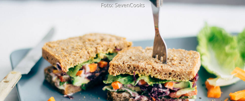 Vegetarisches Rezept: Avocado Veggie Deluxe Sandwich