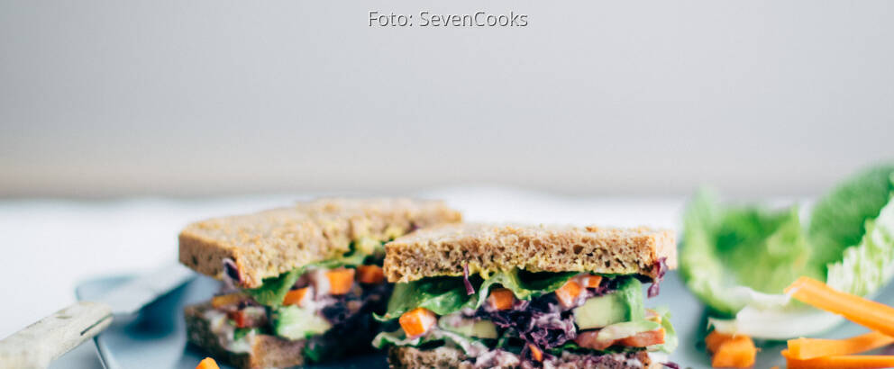 Vegetarisches Rezept: Avocado Veggie Deluxe Sandwich