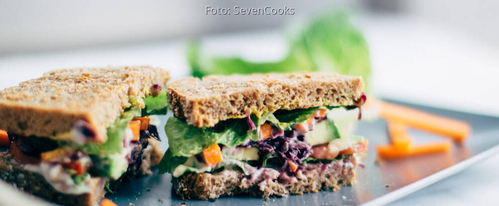 Vegetarisches Rezept: Avocado Veggie Deluxe Sandwich