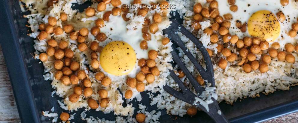 Vegetarisches Rezept: Backblech mit Gouda, Blumenkohlreis, Backerbsen und Ei