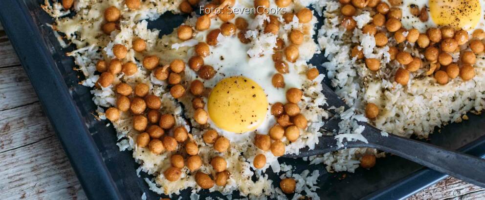 Vegetarisches Rezept: Backblech mit Gouda, Blumenkohlreis, Backerbsen und Ei