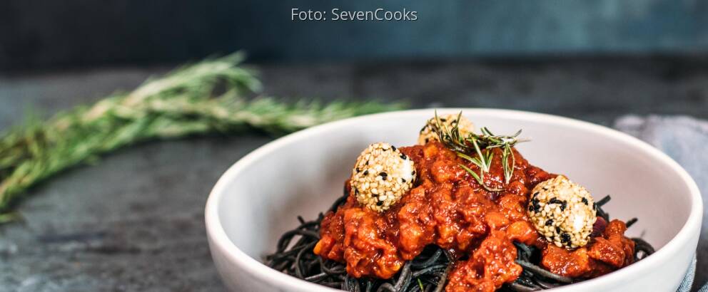 Vegetarisches Rezept: Black Bean Spaghetti mit Paprika-Pesto und panierten Mozzarellabällchen_2