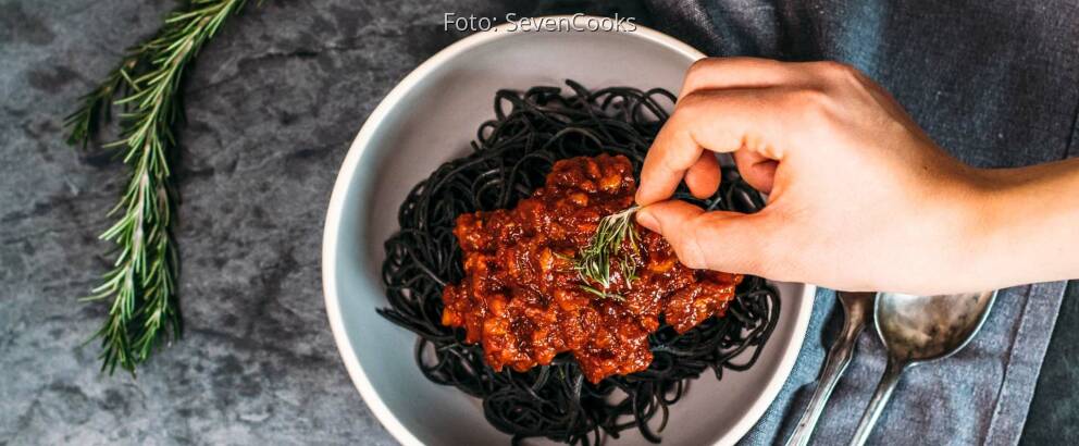 Vegetarisches Rezept: Black Bean Spaghetti mit Paprika-Pesto und panierten Mozzarellabällchen_3