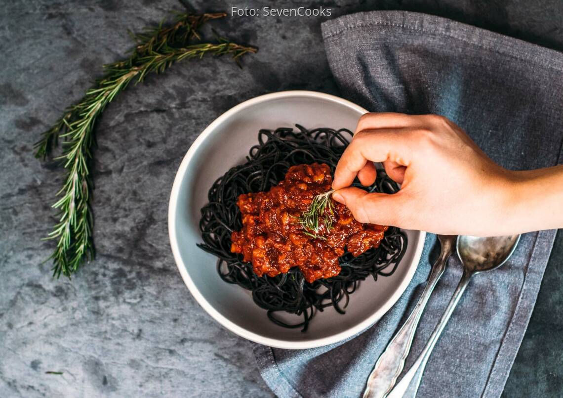 Vegetarisches Rezept: Black Bean Spaghetti mit Paprika-Pesto und panierten Mozzarellabällchen_3