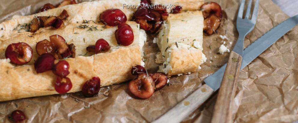 Vegetarisches Rezept: Blätterteig-Käse-Strudel mit Kirschen und Thymian_1